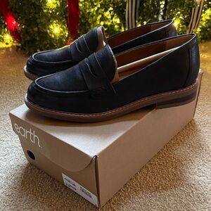 New in box Women’s Earth black size 9W “Javas” round toe casual slip-on loafers